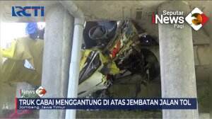 Truk Menabrak Pembatas Jalan Tol