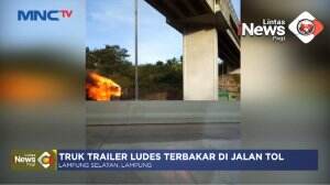 Truk Trailer Terbakar
