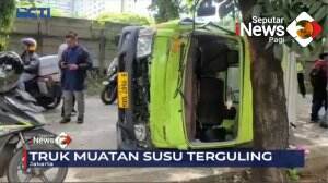 Truk Bermuatan Susu Terguling