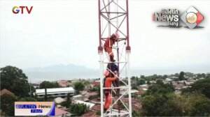 Evakuasi Pria Pemanjat Tower