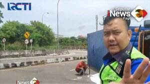 Truk Kontainer Terguling Di Pintu Tol