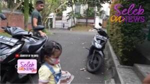 Seru Banget! Thania Bagi-Bagi Takjil