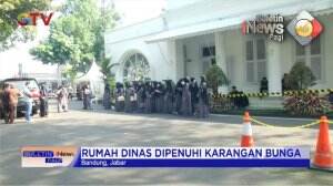 Warga Terus Berdatangan Untuk Mendoakan Eril