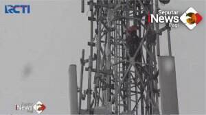 Pria Panjat Tower Setinggi 50 M