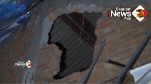 Atap Rumah Renovasi Ambruk