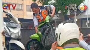 Petugas Datang, Pengemudi Ojol Panik
