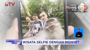 Wisata Selfie Dengan Monyet
