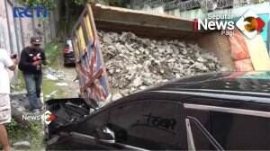 Truk Terguling Timpa Mobil Mewah
