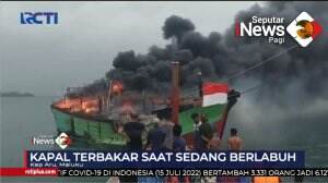 Sebuah Kapal Ikan Terbakar
