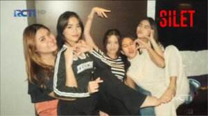 Difototin Asnawi, Pose Tangan Love fuji Jadi Sorotan