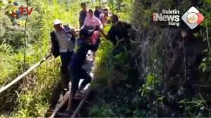 Evakuasi Pasien Dengan Tandu Bambu