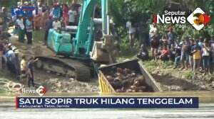 Empat Truk Kelapa Sawit Tercebur Sungai