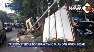 Truk Boks Mengalami Kecelakaan Tunggal