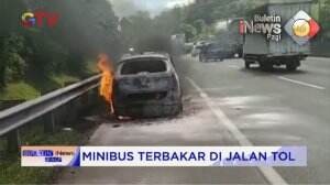 Mobil Terbakar Di Jalan Tol
