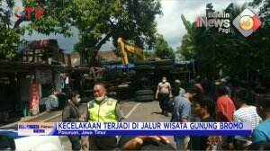 Rem Blong Tronton Tabrak Puluhan Rumah