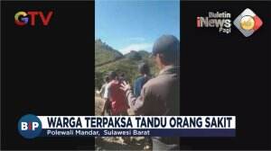 Viral, Warga Tandu Orang Sakit
