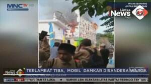Terlambat Tiba, Mobil Damkar Disandera Warga