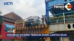 Minibus Hampir Terjun Dari Lahan Parkir