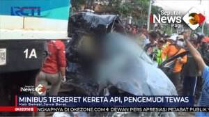 Minibus Tertabrak Kereta Api