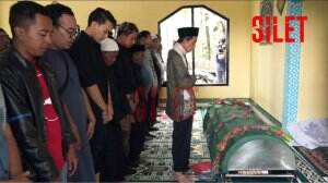 Isak Tangis Mewarnai Prosesi Pemakaman Ibunda Nike Ardilla
