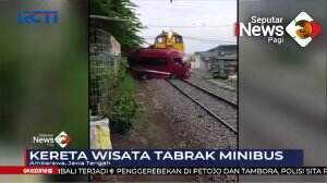 Kereta Wisata Tabrak Minibus