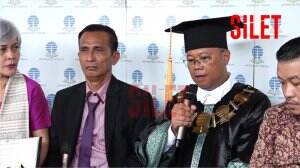 Tangis Pilu Ayah Brigadir J Terima Ijazah Anak