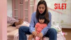 Asiknya Mengurus Si Kembar Kesayangan