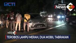 Terobos Lampu Merah Dua Mobil Tabrakan