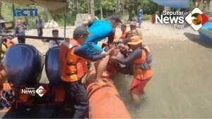Puluhan Penumpang Longboat Dihantam Gelombang Tinggi