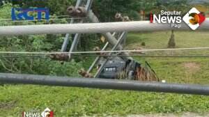 Kecelakaan Mobil Terperosok Dan Tabrak Tiang Listik
