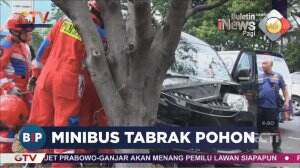 Minibus Tabrak Pohon