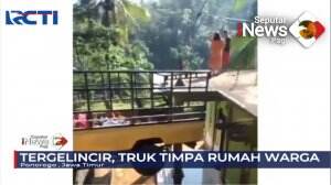 Truk Tergelincir Menimpa Rumah Warga