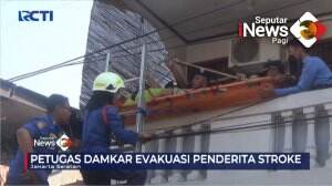 Petugas Damkar Evakuasi Lansia Penderita Stroke