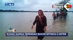 Terkepung Banjir, Warga Nekat Menerobos Genangan Air