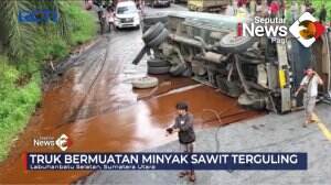 Truk Bermuatan Minyak Sawit Mentah Terguling