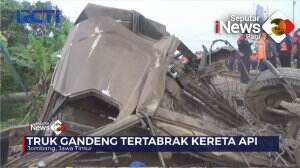 Truk Tertabrak Kereta Api