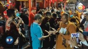 Warga Sambut Rombongan Biksu Thudong