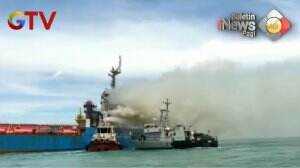 Kapal Pupuk Terbakar, Petugas Berusaha Padamkan Api
