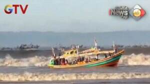 Terhempas Ombak, Kapal Ikan Di Jember Tenggelam