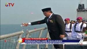 Upacara Tabur Bunga Digelar di Atas KRI Banda Aceh dalam Rangka Peringatan Hari Pahlawan