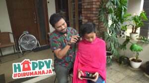 Darto Jadi Tukang Cukur Rambut