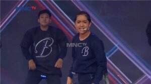 Aksi Opening Betrand Bernyanyi Sambil Joged Jaga Perasaan