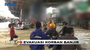 Evakuasi Korban Banjir Menembus Derasnya Arus Air di Subang