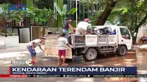 Evakuasi Kendaraan Korban Banjir di Kawasan Kemang