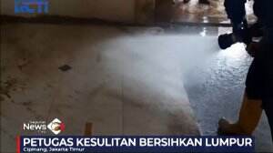 Petugas Melakukan Penyemprotan Lumpur Sisa Banjir