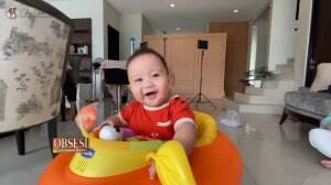 Dapat Mainan Baru, Baby Athar Girang Bukan Main