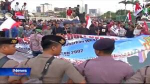 Massa Pro dan Kontra RUU KPK Adu Mulut saat Demo di Gedung DPR R