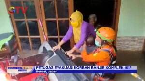 Evakuasi Korban Banjir di Bekasi