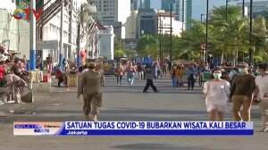 Petugas Bubarkan Kerumunan Karena Waspada Penyebaran COVID-19 di Jakarta Pusat