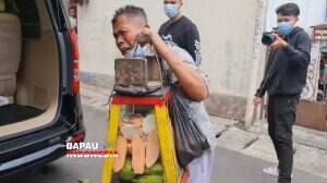 Baim dan Tim Mencoba Angkat Dagangan Milik Babeh